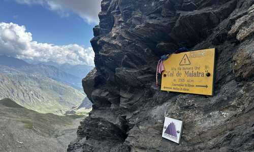 A sign on the Col de Malatra