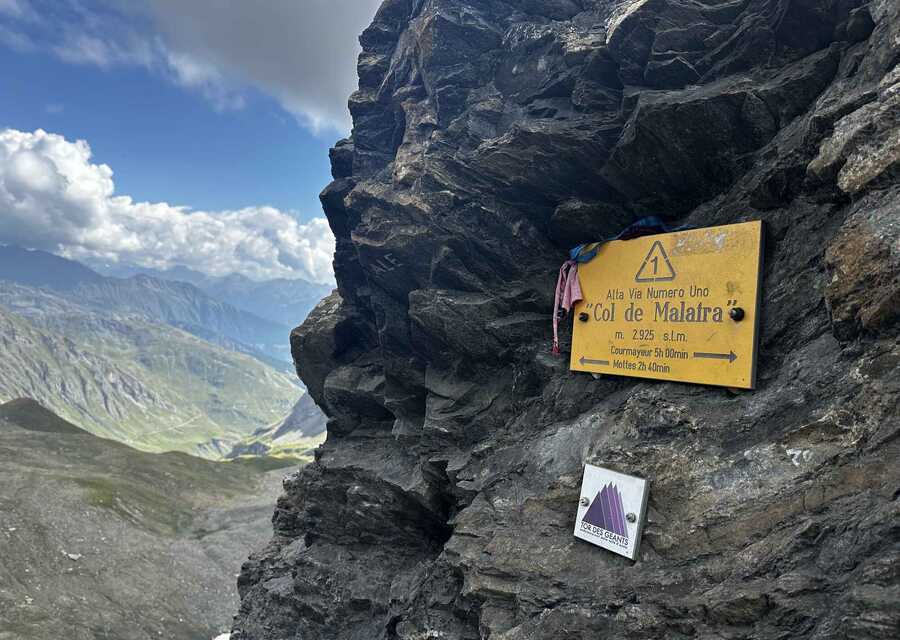 A sign on the Col de Malatra