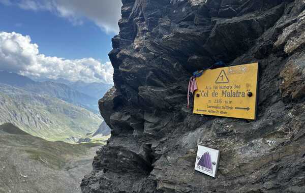 A sign on the Col de Malatra