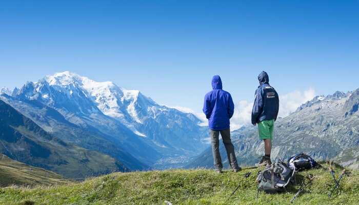 2 hikers on the Col du Balme