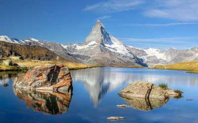 A view of a mountain lake infront of the Matterhorn